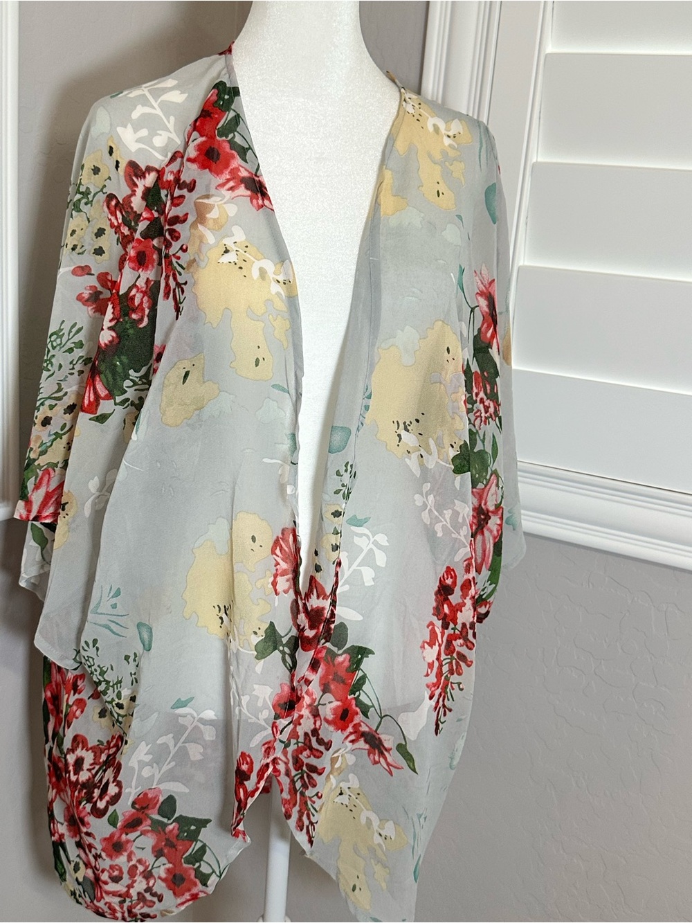 Bundle 4/$25 Floral Chiffon Kimono Cardigan - Light Gray with Red Floral